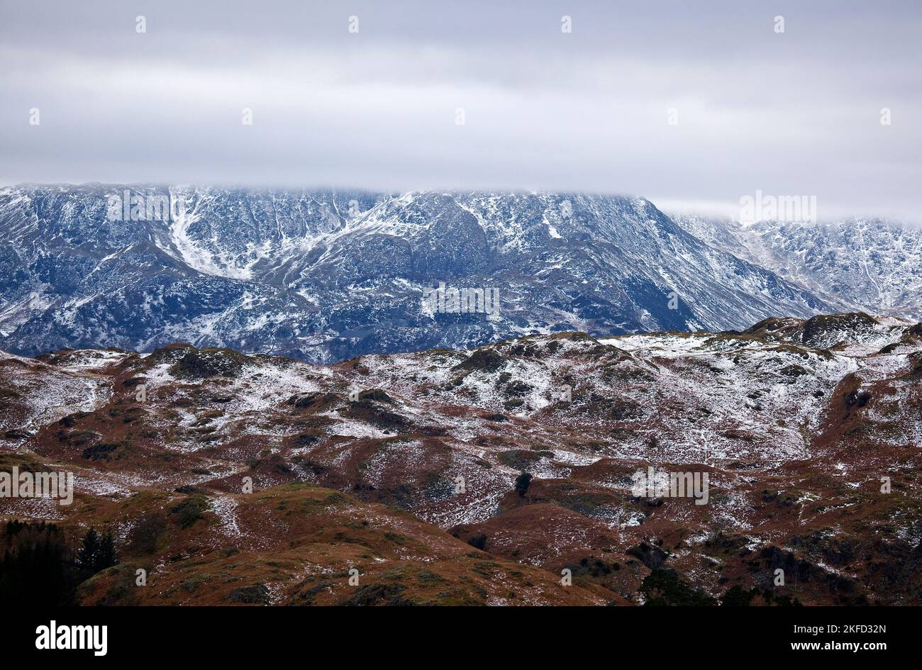 Vue sur la montagne à l'ouest de Scandile est tombé en hiver Lake District National Park Cumbria Angleterre Royaume-Uni Banque D'Images