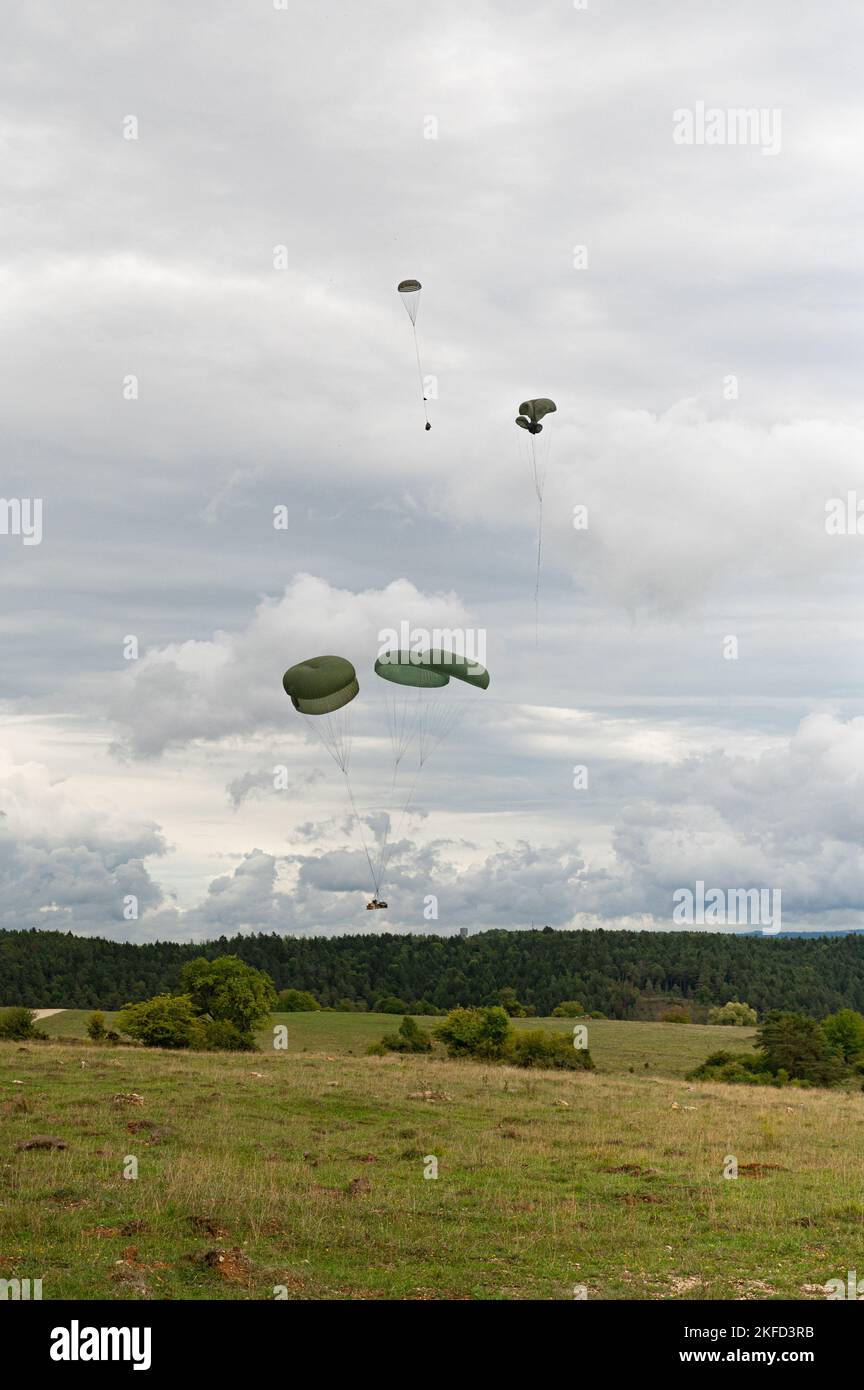 Des soldats américains affectés à l'équipe de combat de la Brigade d'infanterie 173rd - Airborne (173rd IBCT ABN) effectuent un dépôt d'équipement pendant l'exercice Sabre Junction 22 à l'aire d'entraînement Hohenfels, joint multinational Readiness Centre (JMRC) à Hohenfels, en Allemagne, le 2022 septembre. Sabre Junction 22 est une rotation de formation au combat conçue pour évaluer la préparation de l'IBCT 173rd (ABN) à l'exécution d'opérations dans un environnement conjoint et combiné et pour promouvoir l'interopérabilité avec les pays alliés et partenaires participants. Banque D'Images