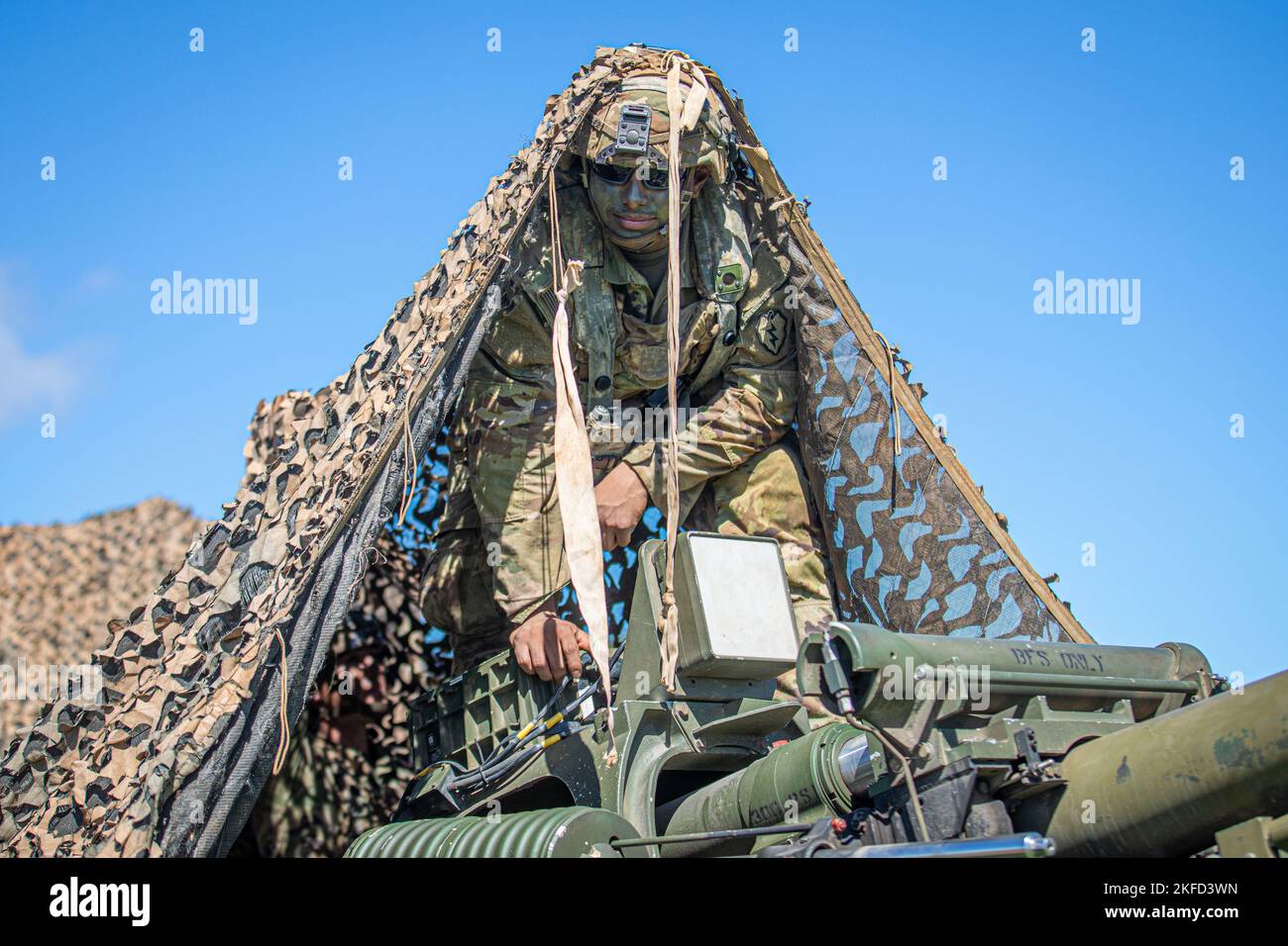 Zone d'entraînement de Pohakuloa, Hawaï, États-Unis. 31st octobre 2022. Un soldat de l'armée américaine du 1st Bataillon d'infanterie, du 21st Régiment d'infanterie, de l'équipe de combat de la 2nd Brigade d'infanterie, de la 25th Division d'infanterie, camoufle son équipement sur le terrain d'entraînement de Pohakuloa, Hawaii, le 31 octobre 2022. Le joint Pacific multinational Readiness Center 23-01 est une rotation de formation réaliste qui nous permet de répéter le mouvement stratégique et de nous former dans des environnements et des conditions uniques où ils sont le plus susceptibles d'être employés en cas de crise ou de conflit. Crédit: Armée américaine/ZUMA Press Wire Service/ZUMAPRESS.com/Alamy Live News Banque D'Images