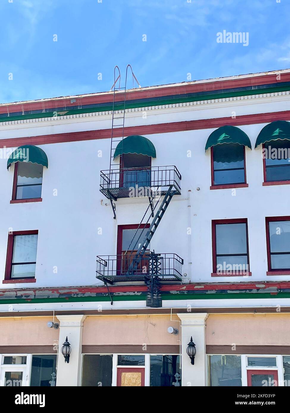 Une vue extérieure d'un hôtel original de 1900s avec des évasions de feu et des revêtements de fenêtre verts à Reno, NV Banque D'Images