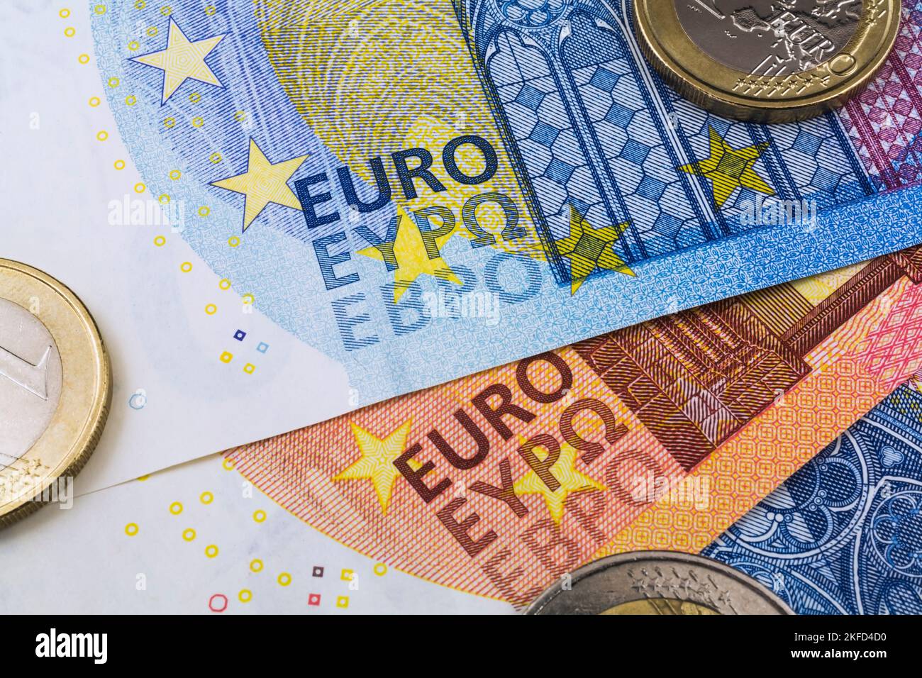 Pièces en euros en plus des billets de banque en monnaie papier de vingt et dix euros. Banque D'Images