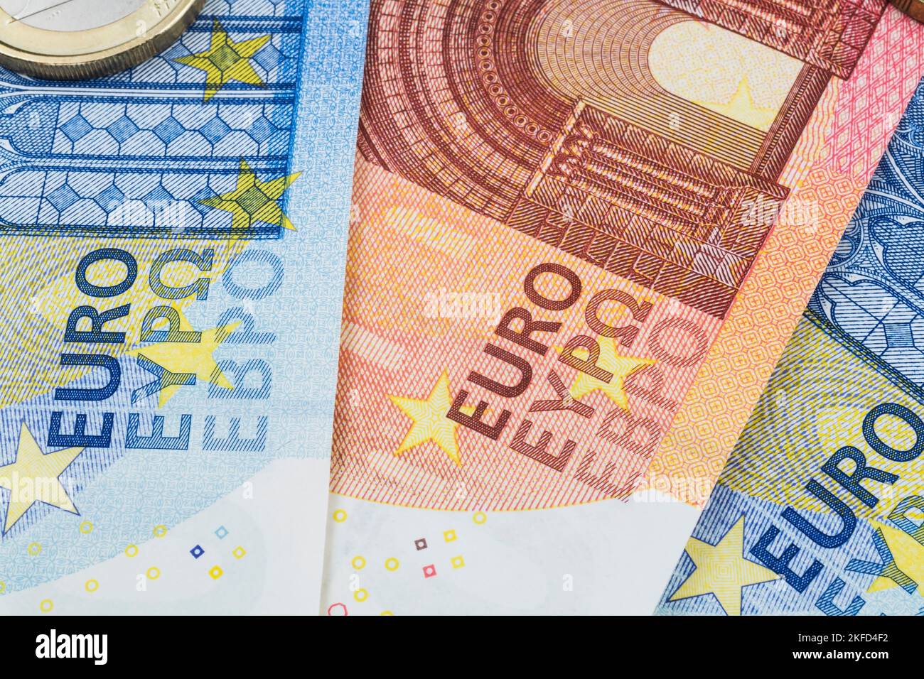 Pièce en euros en plus des billets de banque en monnaie papier de vingt et dix euros. Banque D'Images