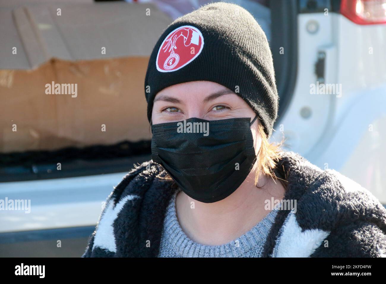 Un ancien directeur qui a été congédié pour avoir organisé le syndicat vient en aide aux travailleurs du site Starbucks de Power and Baseline pour participer à la grève nationale d'une journée à Mesa, Arizona, États-Unis, sur 17 novembre 2022. Plus de 2 000 employés de 112 sites Starbucks sont en grève dans ce qu'ils appellent la rébellion de la coupe Rouge pour protester contre les représailles prises contre les partisans syndicaux dans tout le pays. Les grévistes distribuent des gobelets Red Starbucks Workers United aux clients dans le cadre de la plus grande Journée nationale d'action coordonnée menée par les magasins Starbucks dans l'histoire de la campagne. (Photo par : Banque D'Images