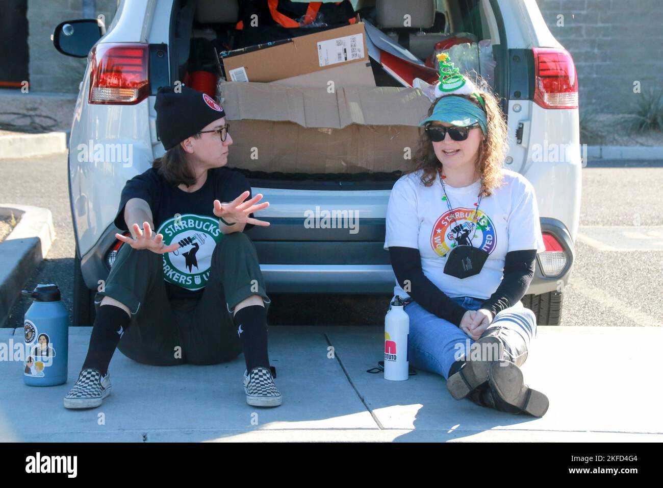 Les employés d'un site Starbucks de Power and Baseline participent à la grève nationale d'une journée à Mesa, Arizona, États-Unis, sur 17 novembre 2022. Plus de 2 000 employés de 112 sites Starbucks sont en grève dans ce qu'ils appellent la rébellion de la coupe Rouge pour protester contre les représailles prises contre les partisans syndicaux dans tout le pays. Les grévistes distribuent des gobelets Red Starbucks Workers United aux clients dans le cadre de la plus grande Journée nationale d'action coordonnée menée par les magasins Starbucks dans l'histoire de la campagne. (Photo par: Alexandra Buxbaum/Sipa USA) crédit: SIPA USA/Alay Live News Banque D'Images