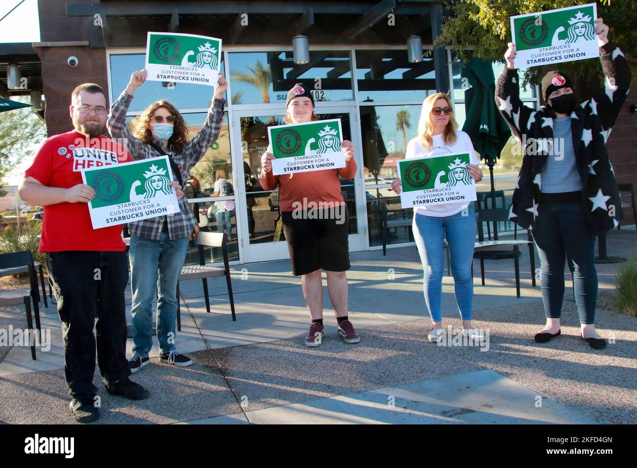 Les employés d'un site Starbucks de Power and Baseline participent à la grève nationale d'une journée à Mesa, Arizona, États-Unis, sur 17 novembre 2022. Plus de 2 000 employés de 112 sites Starbucks sont en grève dans ce qu'ils appellent la rébellion de la coupe Rouge pour protester contre les représailles prises contre les partisans syndicaux dans tout le pays. Les grévistes distribuent des gobelets Red Starbucks Workers United aux clients dans le cadre de la plus grande Journée nationale d'action coordonnée menée par les magasins Starbucks dans l'histoire de la campagne. (Photo par: Alexandra Buxbaum/Sipa USA) crédit: SIPA USA/Alay Live News Banque D'Images