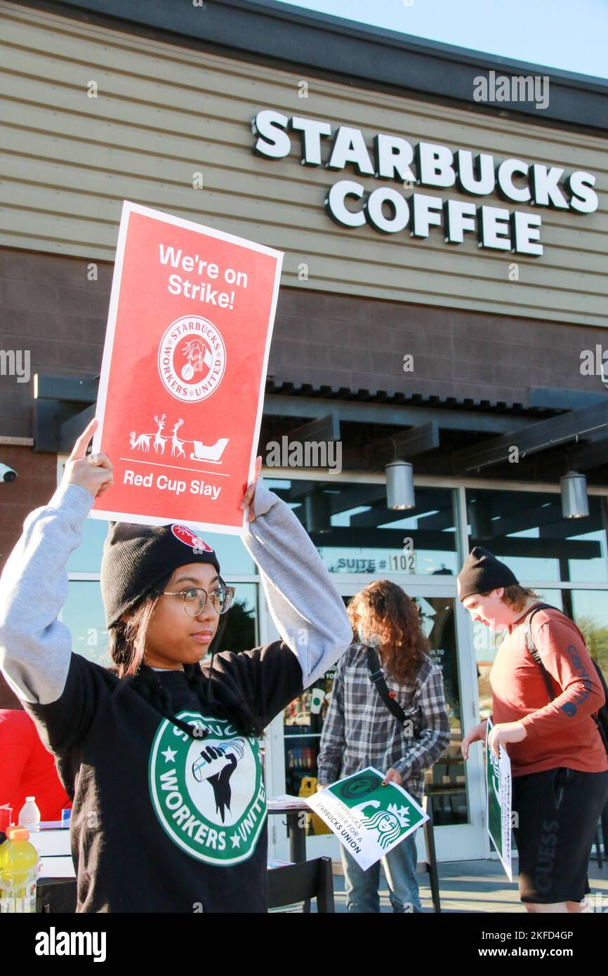 Les employés d'un site Starbucks de Power and Baseline participent à la grève nationale d'une journée à Mesa, Arizona, États-Unis, sur 17 novembre 2022. Plus de 2 000 employés de 112 sites Starbucks sont en grève dans ce qu'ils appellent la rébellion de la coupe Rouge pour protester contre les représailles prises contre les partisans syndicaux dans tout le pays. Les grévistes distribuent des gobelets Red Starbucks Workers United aux clients dans le cadre de la plus grande Journée nationale d'action coordonnée menée par les magasins Starbucks dans l'histoire de la campagne. (Photo par: Alexandra Buxbaum/Sipa USA) crédit: SIPA USA/Alay Live News Banque D'Images