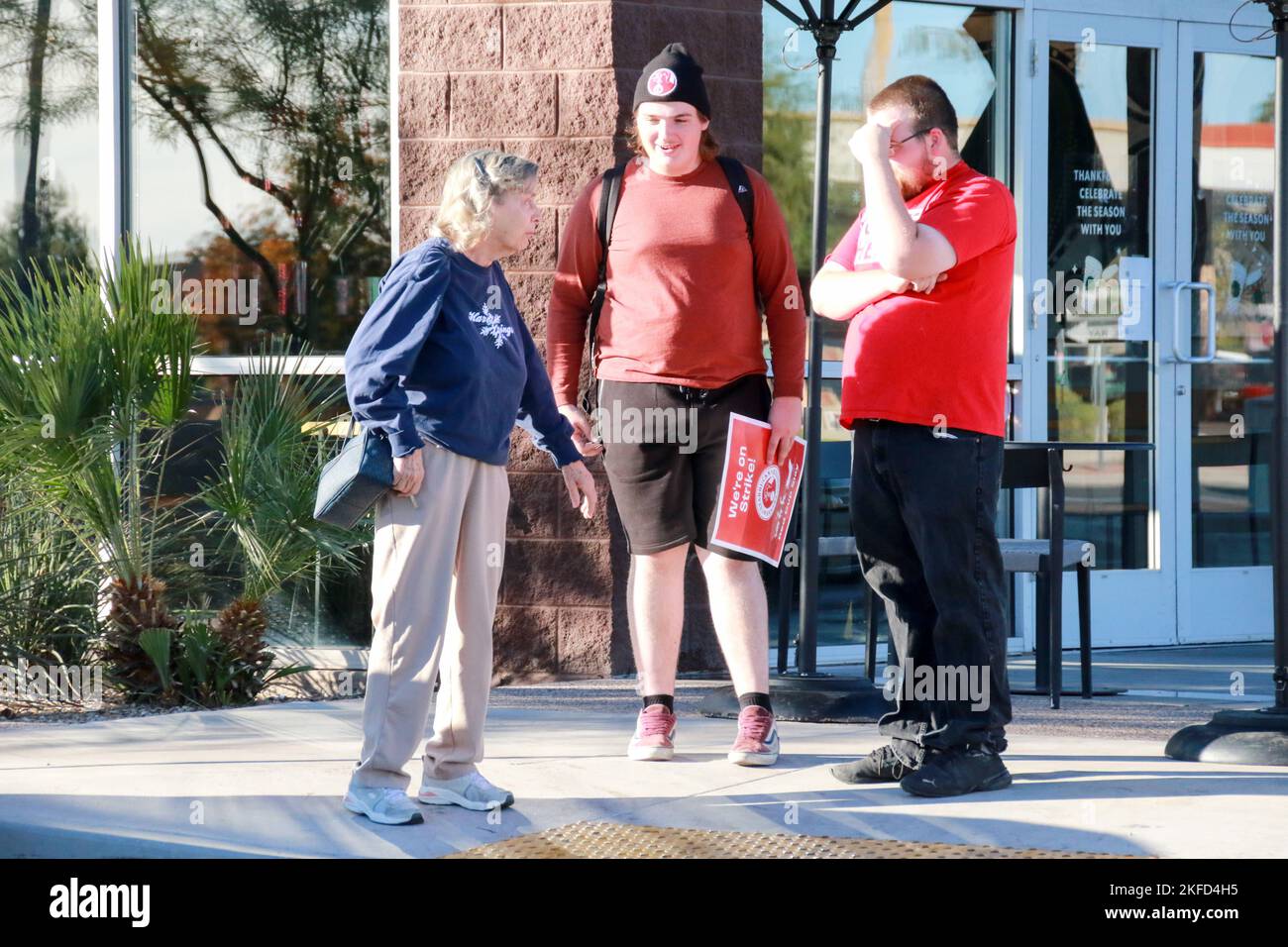 Un client parle avec des travailleurs participant à la grève nationale d'une journée dans le premier magasin de l'Arizona à se syndiquer à Mesa, Arizona, États-Unis, sur 17 novembre 2022. Plus de 2 000 employés de 112 sites Starbucks sont en grève dans ce qu'ils appellent la rébellion de la coupe Rouge pour protester contre les représailles prises contre les partisans syndicaux dans tout le pays. Les grévistes distribuent des gobelets « Red Starbucks Workers United » aux clients dans le cadre de la plus grande journée d'action coordonnée organisée par les magasins Starbucks de l'histoire de campaignÕs. (Photo par: Alexandra Buxbaum/Sipa USA) crédit: SIPA USA/Alay Live News Banque D'Images