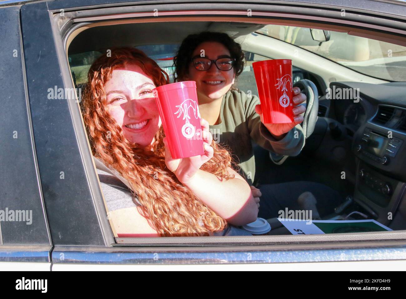 Les clients présentent leurs employés Starbucks Red CUPS Unis reçus des employés du magasin Starbucks de Power and Baseline qui ont participé à la grève nationale d'une journée à Mesa, Arizona, États-Unis, sur 17 novembre 2022. Plus de 2 000 employés de 112 sites Starbucks sont en grève dans ce qu'ils appellent la rébellion de la coupe Rouge pour protester contre les représailles prises contre les partisans syndicaux dans tout le pays. Il s'agit de la plus grande journée d'action nationale coordonnée menée par les magasins Starbucks dans l'histoire de la campagne. (Photo par: Alexandra Buxbaum/Sipa USA) crédit: SIPA USA/Alay Live News Banque D'Images