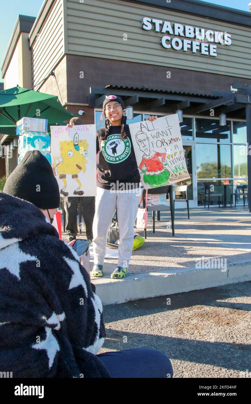 Les employés d'un site Starbucks de Power and Baseline participent à la grève nationale d'une journée à Mesa, Arizona, États-Unis, sur 17 novembre 2022. Plus de 2 000 employés de 112 sites Starbucks sont en grève dans ce qu'ils appellent la rébellion de la coupe Rouge pour protester contre les représailles prises contre les partisans syndicaux dans tout le pays. Les grévistes distribuent des gobelets Red Starbucks Workers United aux clients dans le cadre de la plus grande Journée nationale d'action coordonnée menée par les magasins Starbucks dans l'histoire de la campagne. (Photo par: Alexandra Buxbaum/Sipa USA) crédit: SIPA USA/Alay Live News Banque D'Images