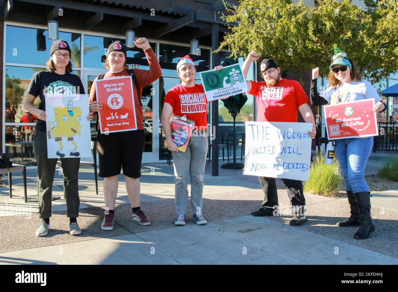 Les partisans et les travailleurs syndicaux d'un café Starbucks de Power and Baseline posent pour une photo pendant qu'ils participent à la grève nationale d'une journée à Mesa, Arizona, États-Unis, sur 17 novembre 2022. Plus de 2 000 employés de 112 sites Starbucks sont en grève dans ce qu'ils appellent la rébellion de la coupe Rouge pour protester contre les représailles prises contre les partisans syndicaux dans tout le pays. Les grévistes distribuent des gobelets Red Starbucks Workers United aux clients dans le cadre de la plus grande Journée nationale d'action coordonnée menée par les magasins Starbucks dans l'histoire de la campagne. (Photo : Alexandra Buxbaum/Sipa USA) Banque D'Images