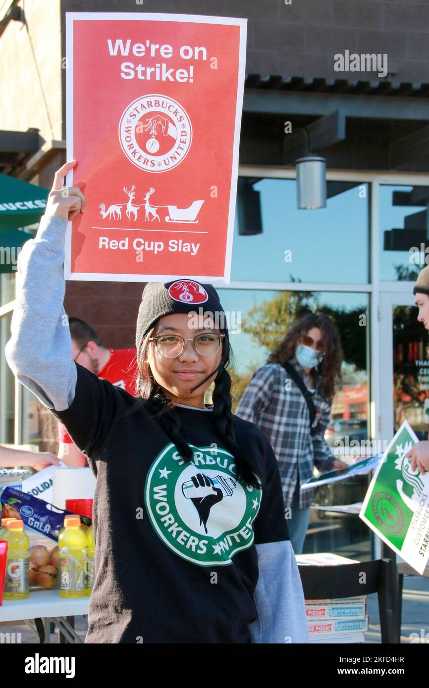 Les employés d'un site Starbucks de Power and Baseline participent à la grève nationale d'une journée à Mesa, Arizona, États-Unis, sur 17 novembre 2022. Plus de 2 000 employés de 112 sites Starbucks sont en grève dans ce qu'ils appellent la rébellion de la coupe Rouge pour protester contre les représailles prises contre les partisans syndicaux dans tout le pays. Les grévistes distribuent des gobelets Red Starbucks Workers United aux clients dans le cadre de la plus grande Journée nationale d'action coordonnée menée par les magasins Starbucks dans l'histoire de la campagne. (Photo par: Alexandra Buxbaum/Sipa USA) crédit: SIPA USA/Alay Live News Banque D'Images