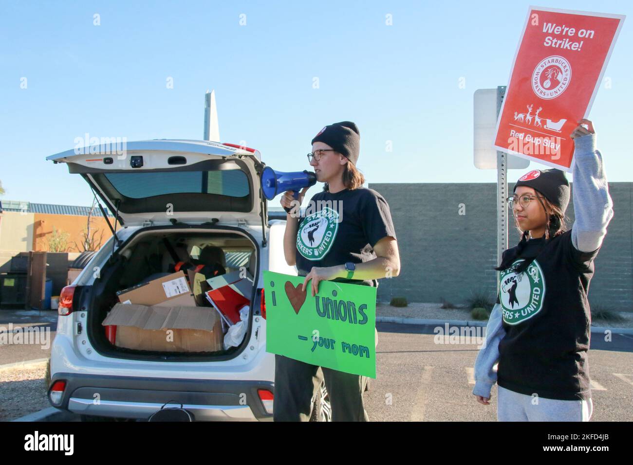 Les employés d'un site Starbucks de Power and Baseline participent à la grève nationale d'une journée à Mesa, Arizona, États-Unis, sur 17 novembre 2022. Plus de 2 000 employés de 112 sites Starbucks sont en grève dans ce qu'ils appellent la rébellion de la coupe Rouge pour protester contre les représailles prises contre les partisans syndicaux dans tout le pays. Les grévistes distribuent des gobelets Red Starbucks Workers United aux clients dans le cadre de la plus grande Journée nationale d'action coordonnée menée par les magasins Starbucks dans l'histoire de la campagne. (Photo par: Alexandra Buxbaum/Sipa USA) crédit: SIPA USA/Alay Live News Banque D'Images