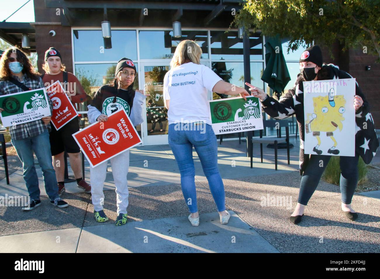 Les employés d'un site Starbucks de Power and Baseline participent à la grève nationale d'une journée à Mesa, Arizona, États-Unis, sur 17 novembre 2022. Plus de 2 000 employés de 112 sites Starbucks sont en grève dans ce qu'ils appellent la rébellion de la coupe Rouge pour protester contre les représailles prises contre les partisans syndicaux dans tout le pays. Les grévistes distribuent des gobelets Red Starbucks Workers United aux clients dans le cadre de la plus grande Journée nationale d'action coordonnée menée par les magasins Starbucks dans l'histoire de la campagne. (Photo par: Alexandra Buxbaum/Sipa USA) crédit: SIPA USA/Alay Live News Banque D'Images