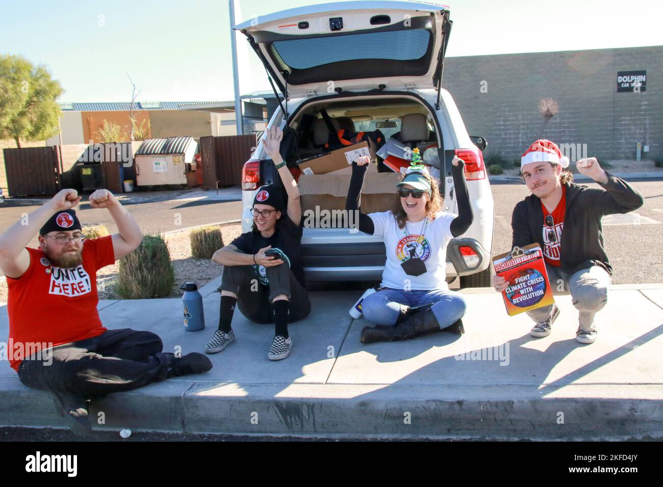 Les partisans et les travailleurs syndicaux dans un café Starbucks de Power and Baseline applaudissent lorsqu'une voiture se met en forme lors de la grève nationale d'une journée à Mesa, Arizona, États-Unis, sur 17 novembre 2022. Plus de 2 000 employés de 112 sites Starbucks sont en grève dans ce qu'ils appellent la rébellion de la coupe Rouge pour protester contre les représailles prises contre les partisans syndicaux dans tout le pays. Les grévistes distribuent des gobelets Red Starbucks Workers United aux clients dans le cadre de la plus grande Journée nationale d'action coordonnée menée par les magasins Starbucks dans l'histoire de la campagne. (Photo : Alexandra Buxbaum/Sipa USA) Banque D'Images