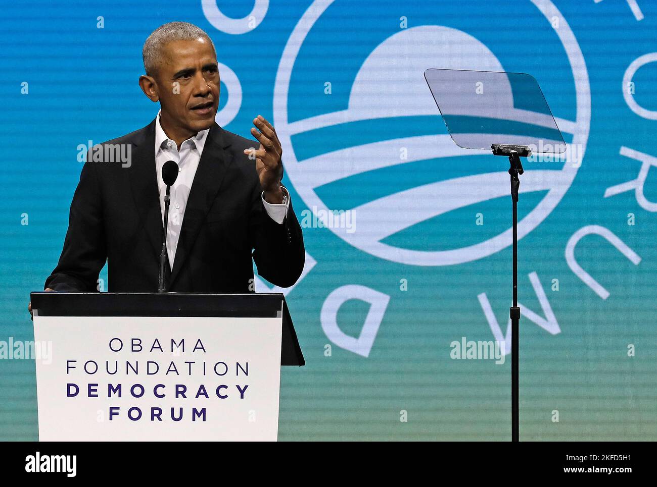 New York, États-Unis. 17th novembre 2022. L'ancien président américain Barack Obama s'est prononcé jeudi au Forum de la démocratie de la Fondation Obama au Javits Centre, à 17 novembre 2022, à New York. Photo par Peter Foley/UPI crédit: UPI/Alay Live News Banque D'Images