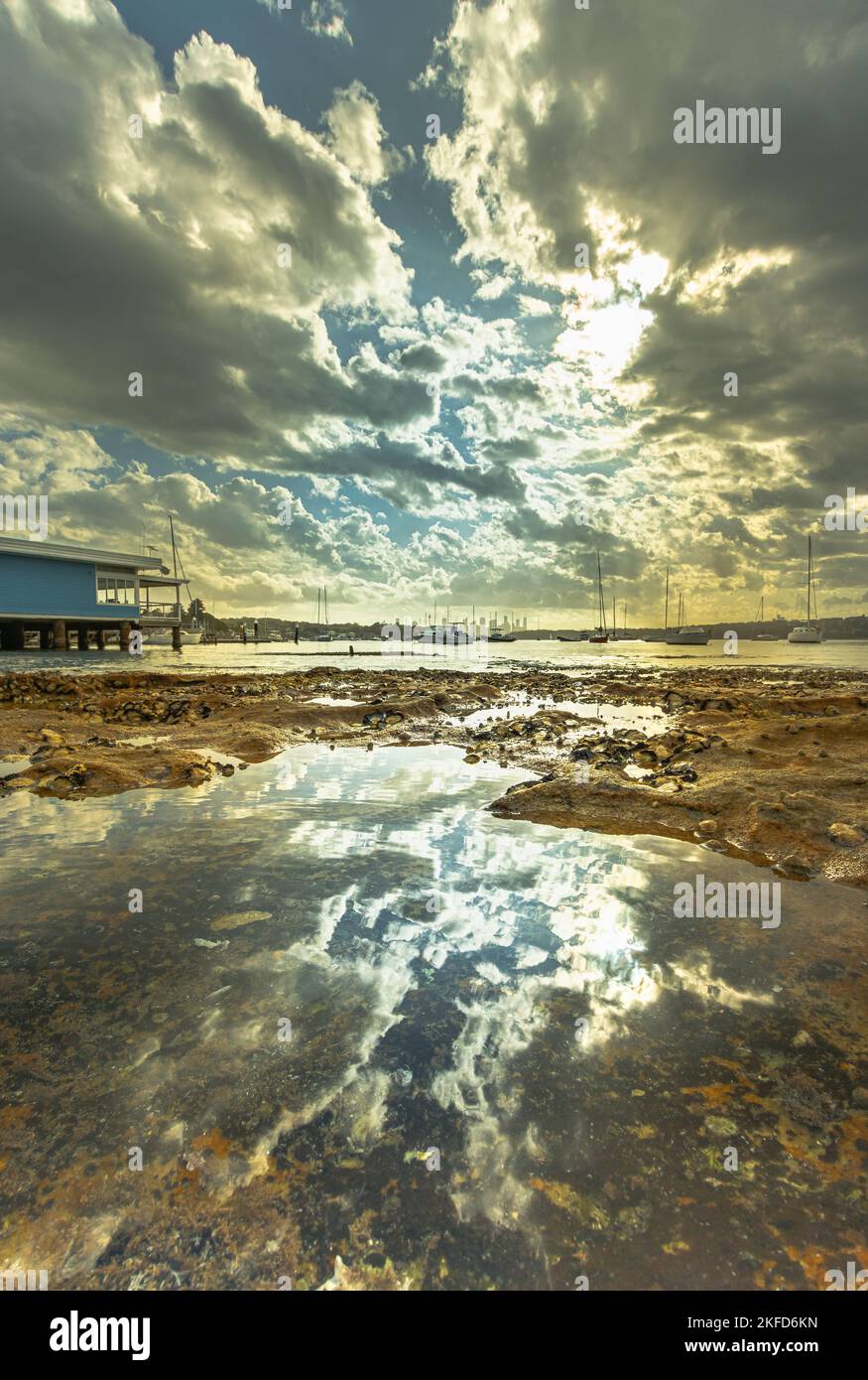 Le reflet du ciel bleu nuageux et de l'eau est calme à Watsons Bay, Sydney, Australie. Banque D'Images