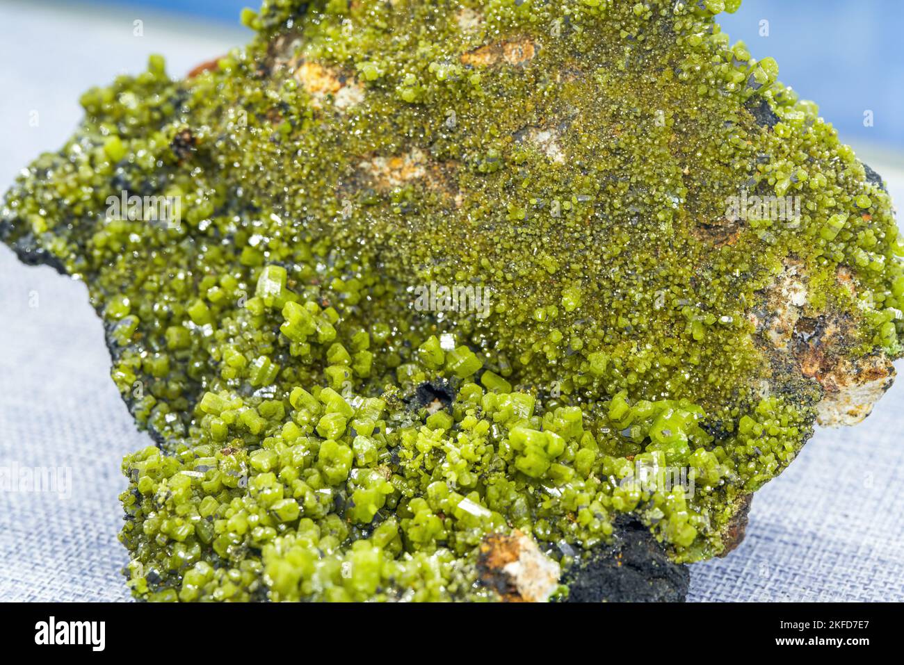 Gros plan du minerai cristallin vert rare d'origine naturelle Banque D'Images