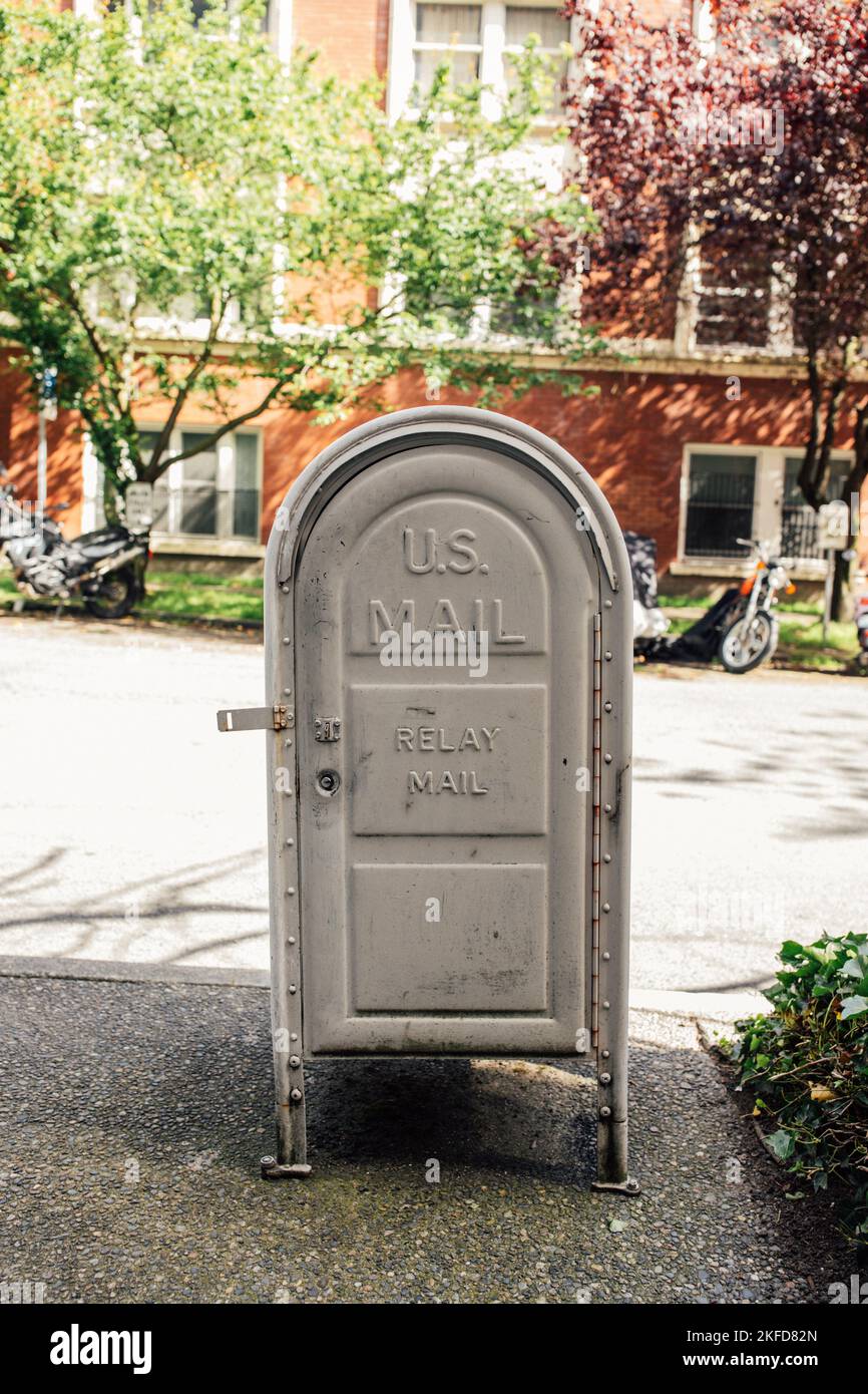 Une boîte aux lettres US Mail Relay grise par le service postal des États-Unis Banque D'Images