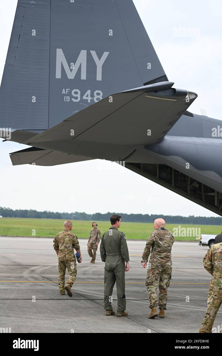 Les aviateurs de la US Air Force affectés à la tournée de la 23rd Escadre le HC-130J combat King II nouvellement arrivé à la base aérienne Moody, Géorgie, le 8 septembre 2022. L'aéronef supplémentaire donne à l'escadron de sauvetage 71st et à l'escadron de génération de sauvetage 71st un nouvel atout pour fournir aux commandants de théâtre des forces de secours rapidement déployables pour les opérations d'urgence et d'intervention en cas de crise dans le monde entier. Banque D'Images