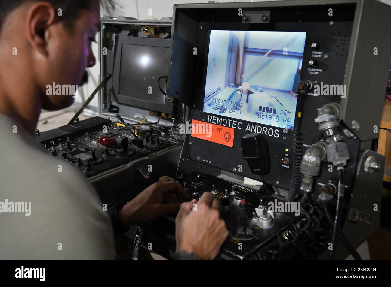 Sergent d'état-major Raul “Adrian” Ayala, un technicien d’élimination d’engins explosifs affecté au Squadron de l’Ingénieur civil expéditionnaire 380th, contrôle à distance un robot Andros F6 via un parcours d’obstacles 8 septembre 2022, à la base aérienne Al Dhafra, aux Émirats arabes Unis. Bien que les autres défis soient linéaires, le cours sur les obstacles a demandé aux techniciens de l'EOD de cerner les problèmes et de déterminer les solutions en équipe, composée d'un opérateur et d'un observateur. Banque D'Images