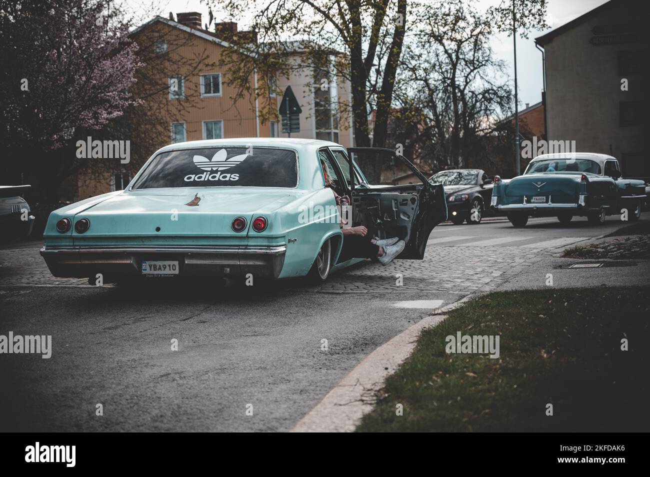 Un vieux Chevrolet bleu impala Cruising dans la ville de Nybro, Sweeden pendant l'événement Reggae Banque D'Images