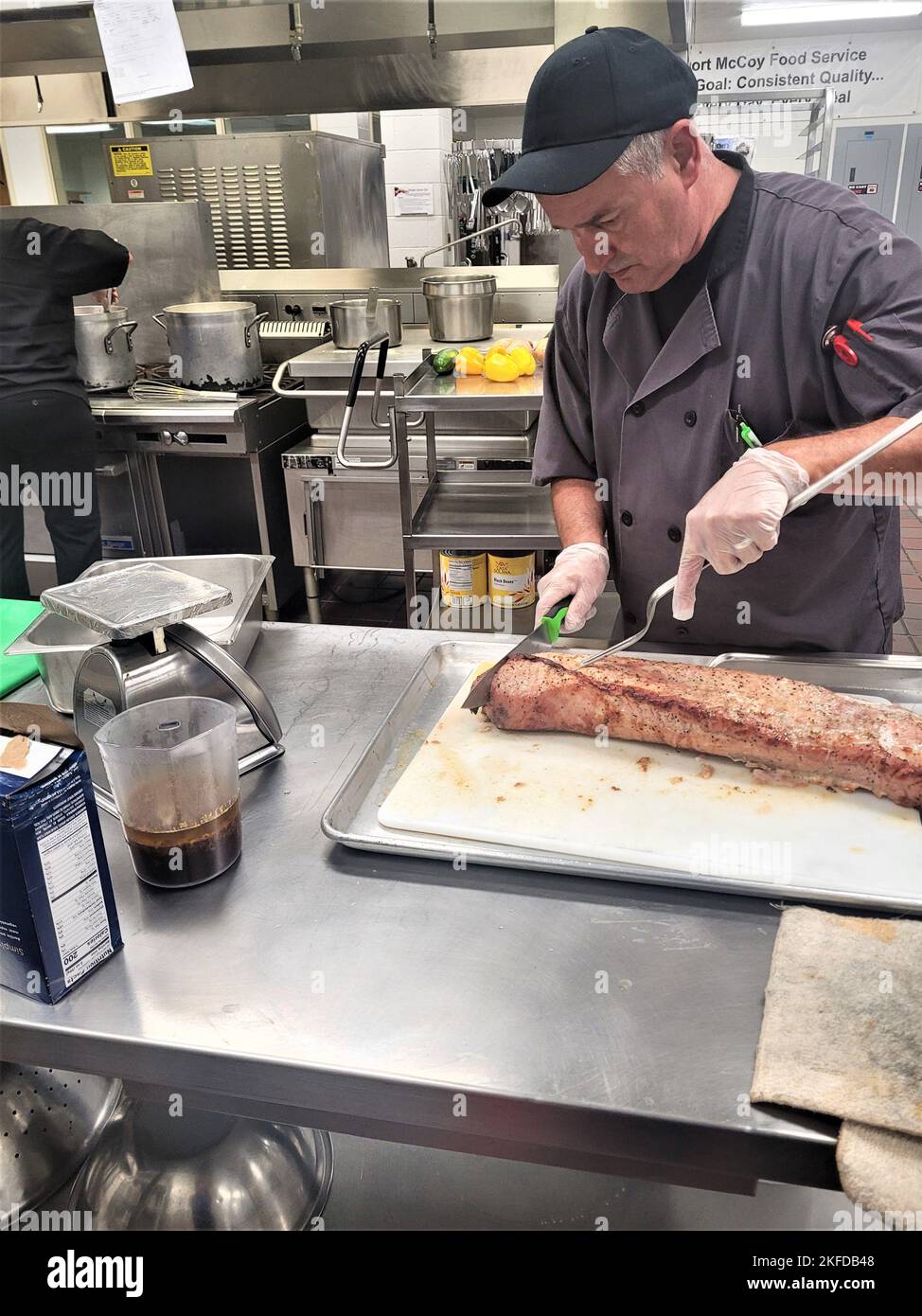 Un travailleur prépare un repas au restaurant Warrior de la salle à manger le 8 septembre 2022, dans le bâtiment 50 de fort McCoy, Wisconsin (photo d'Andy Pisney, Bureau du programme de gestion des aliments du Centre de préparation logistique de fort McCoy) Banque D'Images