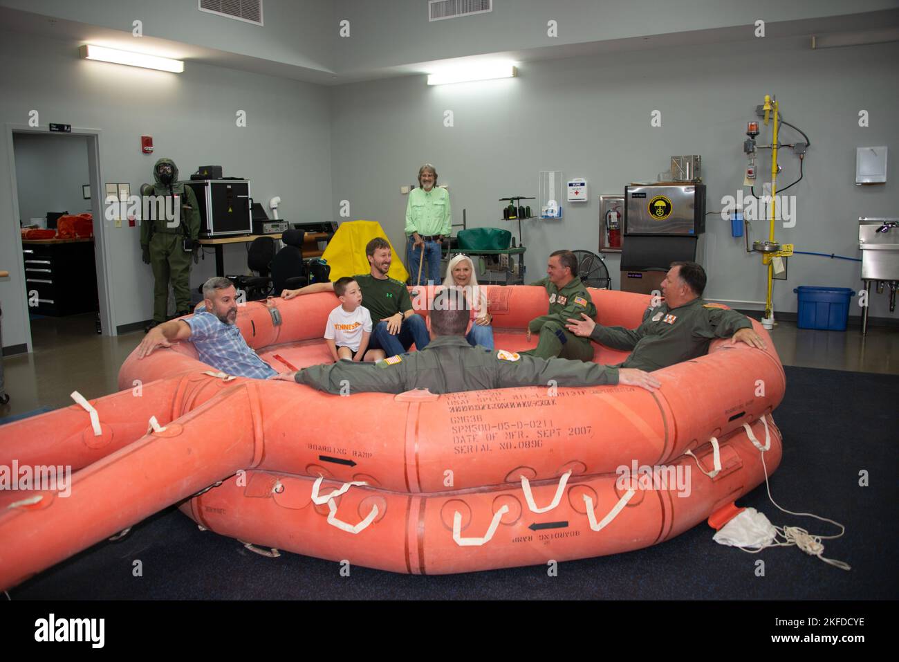 LA BASE DE LA GARDE NATIONALE MCGHEE TYSON AIR, Tennessee.- Elliott Crabtree, 7 ans, a été choisi ici comme pilote pour une journée. Crabtree a pu visiter différentes installations autour de la base et rencontrer des aviateurs de l'ARW 134th. (Photo de la Garde nationale aérienne par : le sergent d'état-major. Melissa Dearstone) Banque D'Images