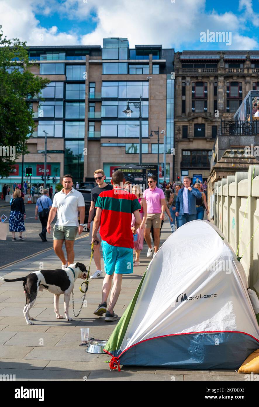 Edimbourg,Ecosse-30 juillet 2022: Une petite tente de camping érigée sur le trottoir, fournit un abri et un moyen de recevoir de l'argent des passants, sur une somme chaude Banque D'Images