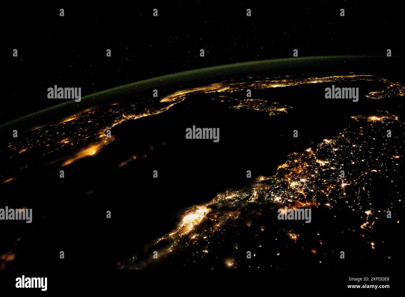 Vue aérienne, les villes illuminent la vue de nuit de l'espace. Mer Méditerranée de l'Afrique du Nord à l'Europe du Sud. Éléments d'image fournis par la NASA. Banque D'Images