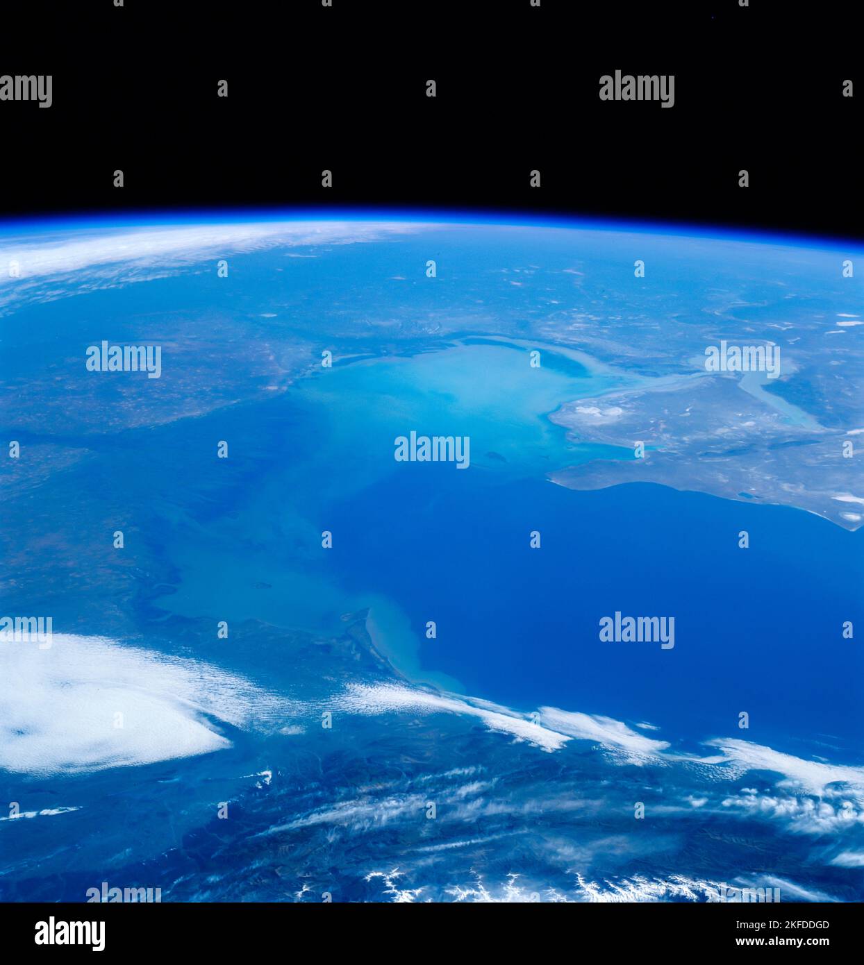 L'atmosphère terrestre de l'espace. Teintes turquoise bleu avec nuages blancs. Russie et la Volga. Éléments de cette image fournis par la NASA Banque D'Images