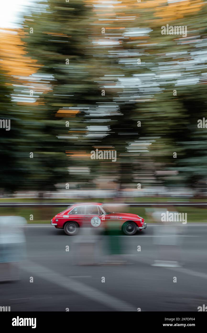 Un cliché vertical d'une voiture lors d'un rallye rétro d'Ypres à Istanbul à Arad, Roumanie Banque D'Images