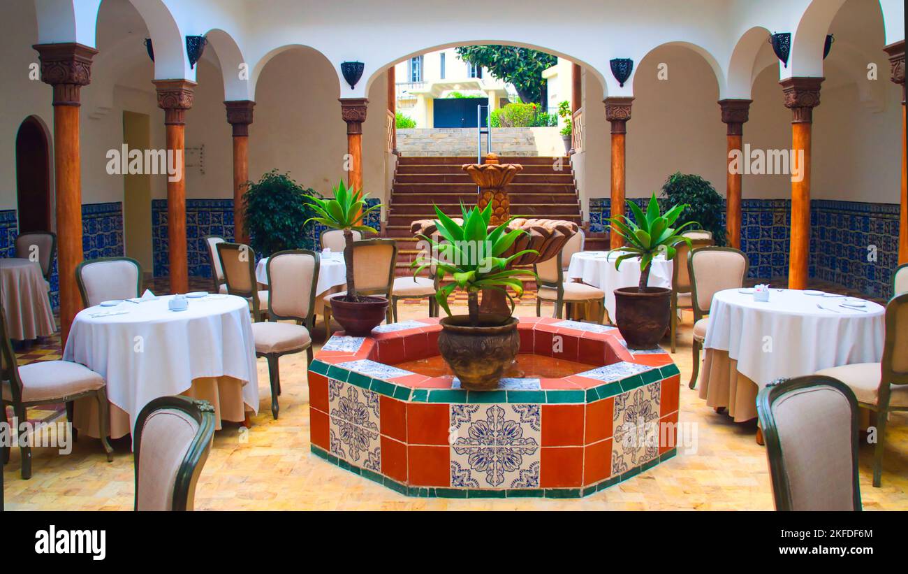 Une grande fontaine au milieu d'un restaurant dans le Grand Hotel Villa de France, Maroc Banque D'Images