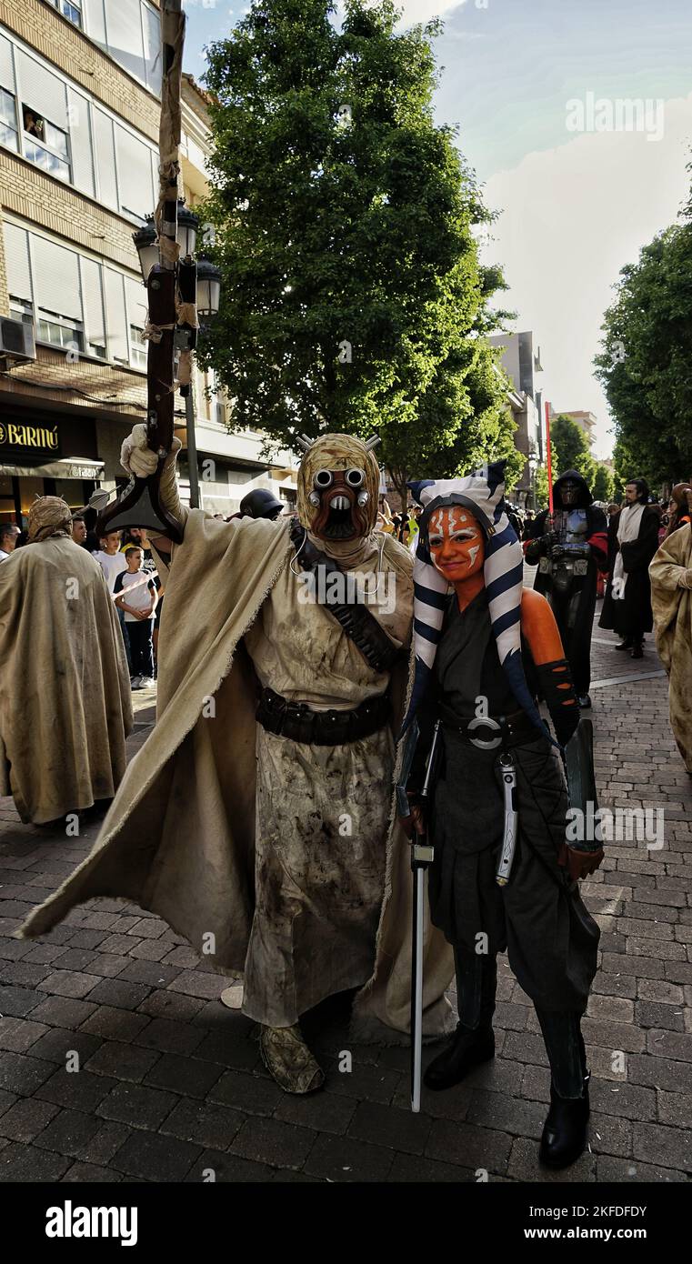 Des gens qui cojouent Ahsoka Tano et Tusken Raider de Star Wars au Fosy Fest Fuenlabrada Banque D'Images