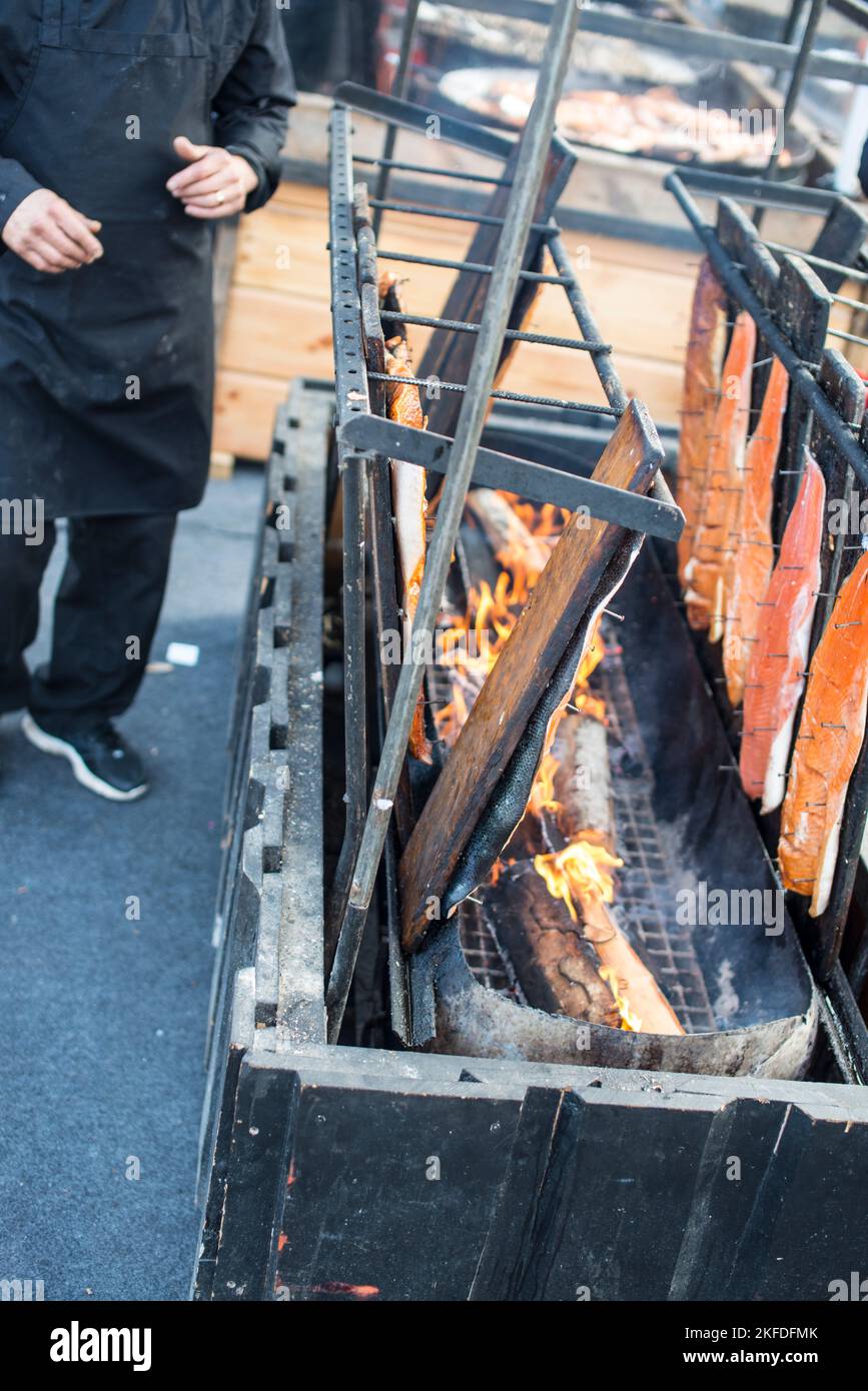 Fumer du poisson dans un marché, Helsinki Banque D'Images