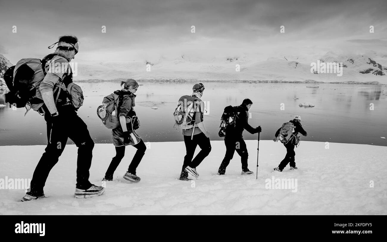Une photo en niveaux de gris de l'équipe née pour courir lors de l'événement « dernier désert en Antarctique » de la planète Banque D'Images