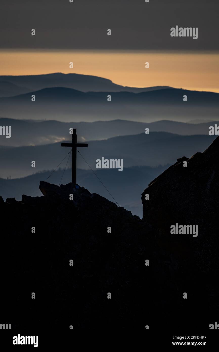 Croix catholique au sommet de la montagne. Mt. Solisko, montagnes Tatra, Slovaquie. Banque D'Images