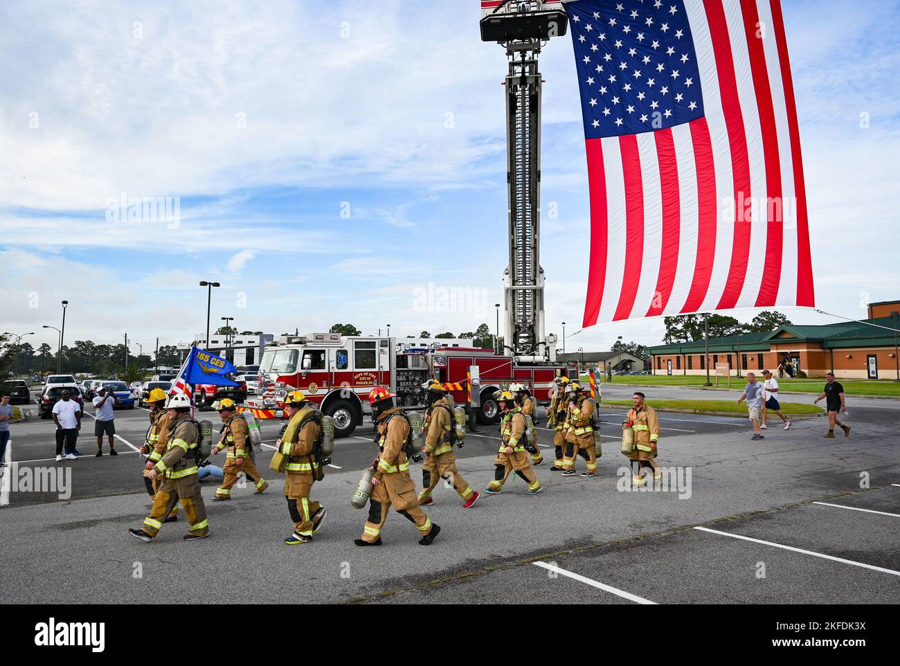 Les membres de l'escadre du transport aérien de 165th ont organisé une course du Mémorial du 5K septembre 9/11 à 10 septembre 2022, à la base de la Garde nationale aérienne de Savannah, en Géorgie, pour honorer ceux qui ont été perdus alors que nous commémorons l'année 21st depuis les attaques de 11 septembre 2001. La course de 5k a donné à l'armée, aux pompiers et à la communauté locale l'occasion de démontrer leur respect et de memorialiser ceux qui ont été perdus lors des attaques contre 11 septembre 2001. Les pompiers de Garden City et Pooler ont utilisé leurs camions d'incendie pour accrocher un grand drapeau américain sur la ligne de départ/d'arrivée de la course. Banque D'Images