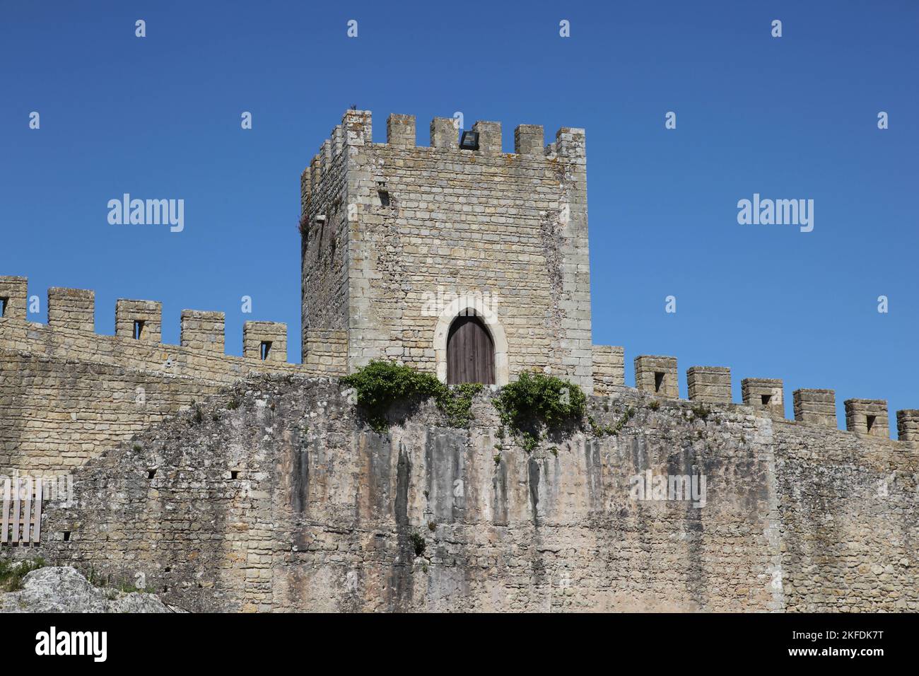 Le mur fortifié en pierre entoure la belle ville portugaise d'Obidos. La ville historique est une destination touristique très populaire dans l'ouest du Portugal. Banque D'Images