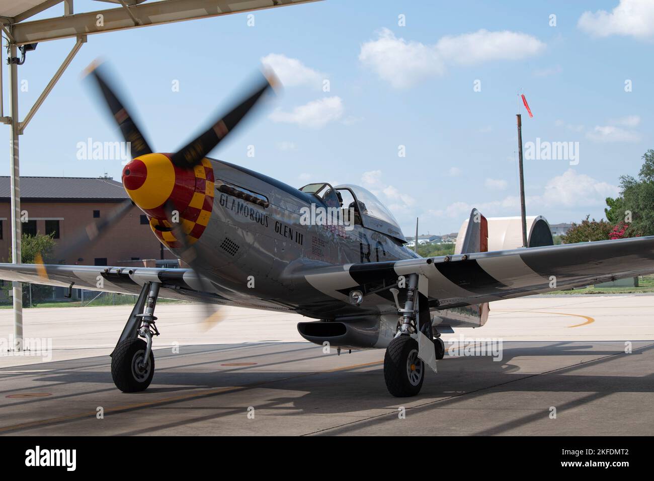 En l'honneur du 75th anniversaire de la United States Air Force, un P-51 historique Mustang de 1941 a volé en formation avec F-16s de l'aile Fighter 149th à la base conjointe San Antonio-Lackland, le 10 septembre 2022. Cet avion de la deuxième Guerre mondiale n'était pas seulement le modèle 2nd d'avion à voler par le 149th FW, mais il a également été initialement transporté par Chuck Yeager, le premier pilote enregistré pour briser la barrière sonore. (Photo de la Garde nationale aérienne par le sergent d'état-major. Katie Schultz) Banque D'Images