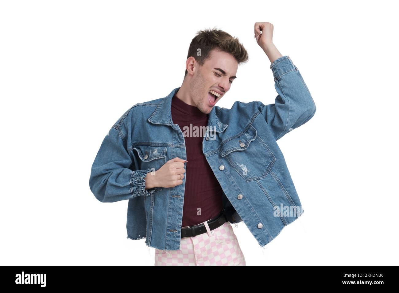 Jeune homme caucasien dansant, isolé. Banque D'Images