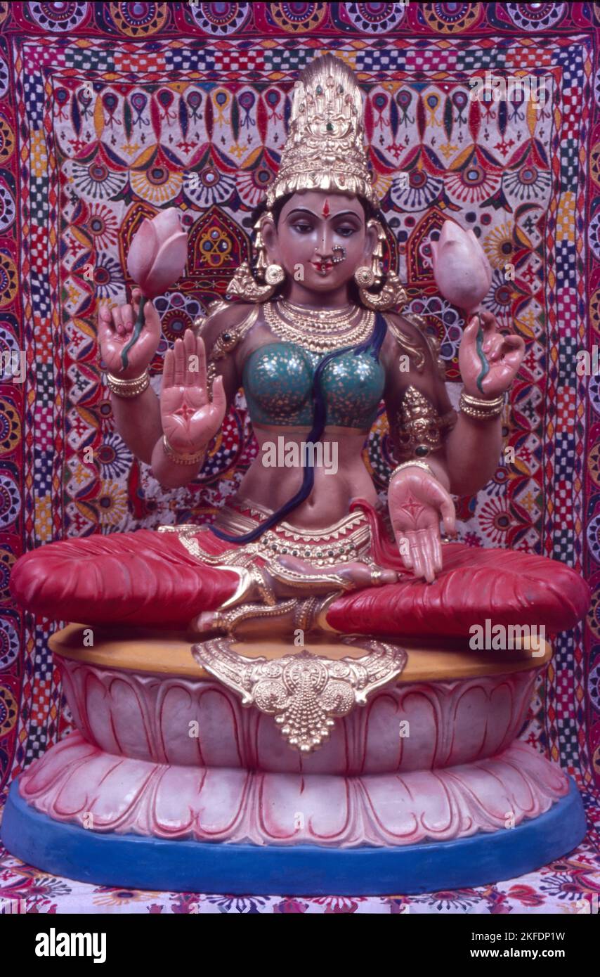 Zap Impex Statue Lakshmi Déesse Or - Idole Laxmi En Laiton Pour Puja Maison Temple, Bénédiction Prospérité 13 Cm
