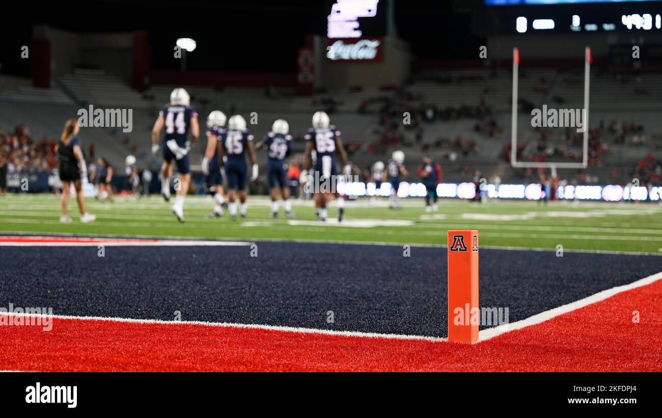 L'Université d'Arizona Wildcats a accueilli les Mississippi Bulldogs lors d'un match de football universitaire à la base aérienne de Davis-Monthan, Arizona, le 10 septembre 2022. Des aviateurs de DM ont été invités à prendre des rafraîchissements et de la nourriture avant le match des Wildcats de l'Université de l'Arizona. Banque D'Images