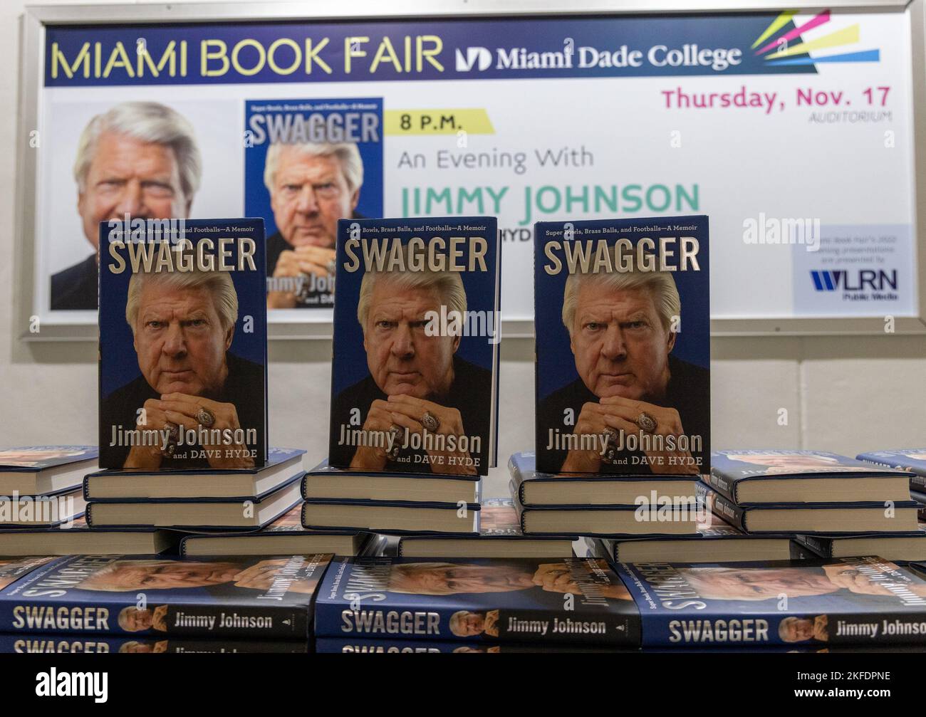 Miami, États-Unis d'Amérique. 17th novembre 2022. Miami, FL- NOVEMBRE 17: L'atmosphère pendant la présentation de livre de Jimmy Johnson à la foire du livre de Miami sur 17 novembre 2022 à Miami, Floride. (Photo par Alberto E. Tamargo/Sipa USA) crédit: SIPA USA/Alay Live News Banque D'Images