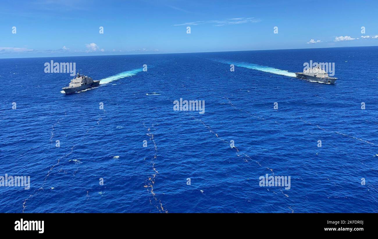 220910-N-N3764-1005 Mer des Caraïbes - (sept 10, 2022) — les navires de combat littoral Freedom-variant USS Wichita (LCS 13) et USS Billings (LCS 15) participent à un exercice photo en mer des Caraïbes, le 10 septembre 2022. Wichita et Billings sont déployés dans la zone d’opérations de la flotte américaine 4th pour appuyer la mission de la Force opérationnelle interagences conjointe Sud, qui comprend des missions de lutte contre le trafic illicite de drogues dans les Caraïbes et le Pacifique oriental. Banque D'Images