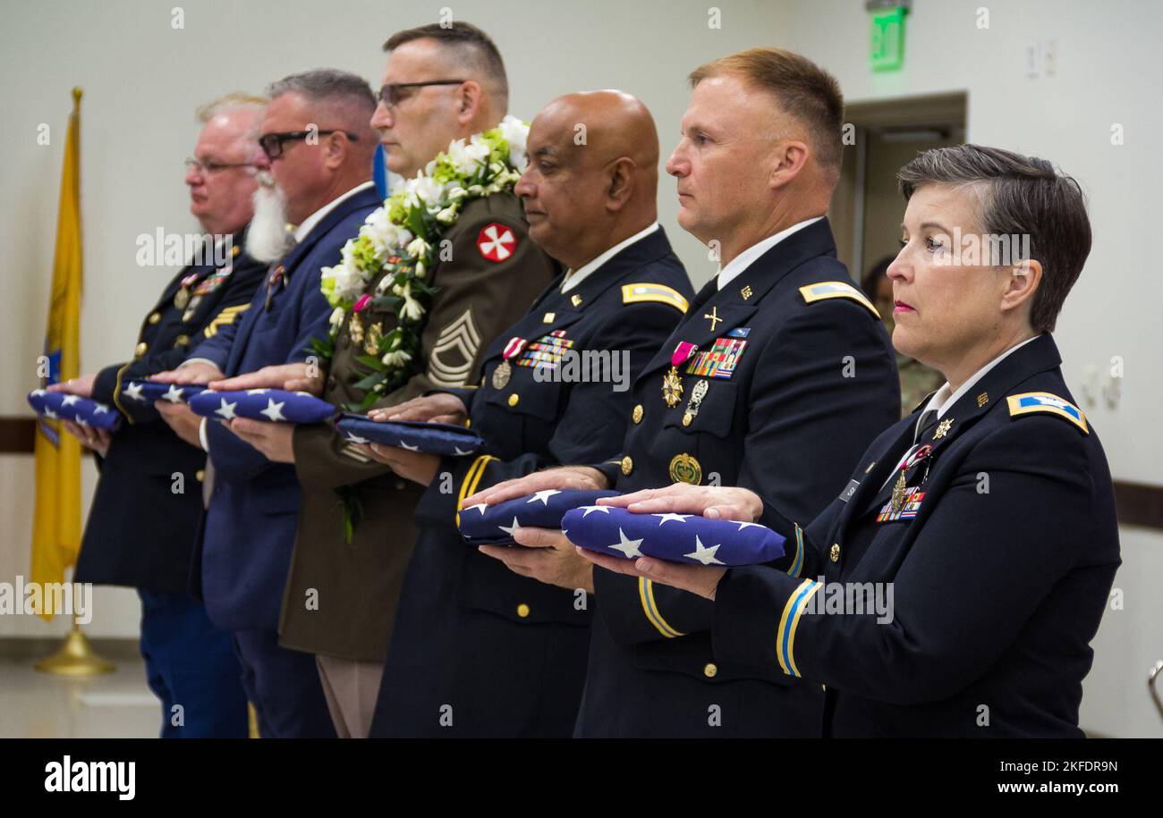 Le Commandement de l'innovation 75th a organisé une cérémonie de retraite lors de l'assemblée de la bataille de septembre sur la base de réserve mixte d'Ellington Field, au Texas, le 10 septembre. Les retraités, de gauche à droite, sont Sgt. 1st. Classe Danial Lisarelli; Sgt. Patrick Hewitt; Sgt. Richard Queen; Col. Samsul Alam; Col. Michael Ansay; et Col. Beth Sweet. Banque D'Images