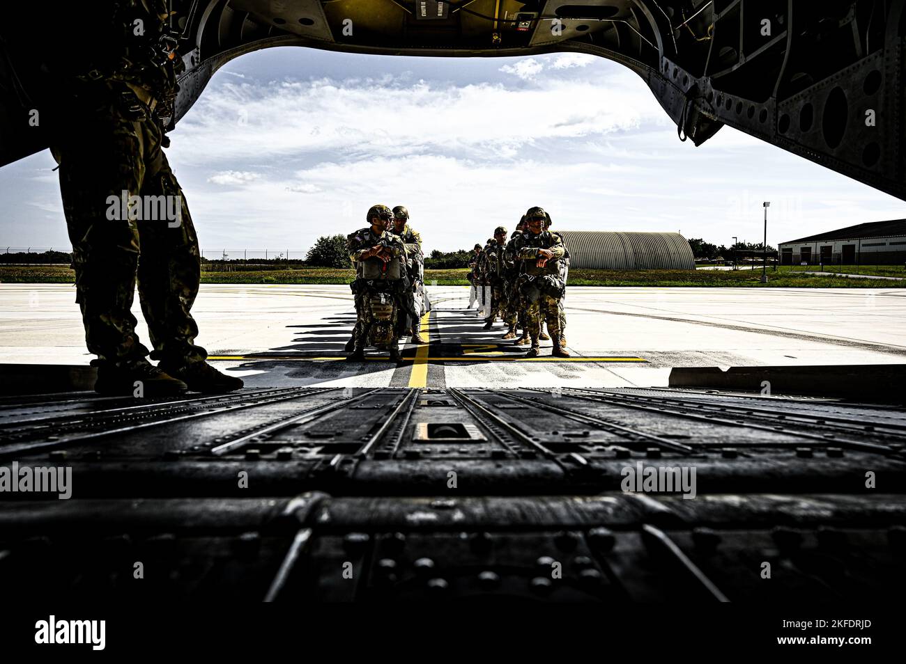 Des soldats de l'armée américaine affectés au 404th Bataillon des affaires civiles, embarquèrent un CH-47 pour une opération aéroportée à la base interarmées McGuire-dix-Lakehurst (N.J.) le 10 septembre 2022. L'unité a mené des opérations aériennes non tactiques à l'installation aérienne de l'Armée de terre afin de maintenir l'état de préparation de la mission et la compétence de leurs parachutistes avec l'aide de deux CH-47 en Virginie. L'installation aérienne de l'Armée a été créée par un effort de MILCON évalué à 11,7 millions de dollars et rendu possible par le Effort conjoint de l'ASA fort dix et du groupe US Marine corps Marine Aircraft 49. Superficie de 2100 mètres carrés Banque D'Images