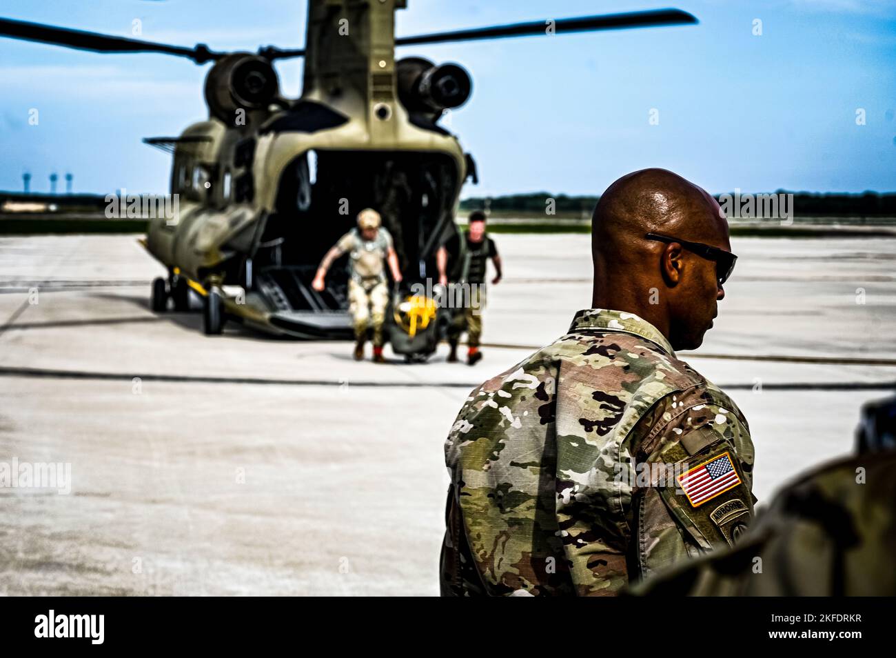 Des soldats de l'armée américaine affectés au 404th Bataillon des affaires civiles, embarquèrent un CH-47 pour une opération aéroportée à la base interarmées McGuire-dix-Lakehurst (N.J.) le 10 septembre 2022. L'unité a mené des opérations aériennes non tactiques à l'installation aérienne de l'Armée de terre afin de maintenir l'état de préparation de la mission et la compétence de leurs parachutistes avec l'aide de deux CH-47 en Virginie. L'installation aérienne de l'Armée a été créée par un effort de MILCON évalué à 11,7 millions de dollars et rendu possible par le Effort conjoint de l'ASA fort dix et du groupe US Marine corps Marine Aircraft 49. Superficie de 2100 mètres carrés Banque D'Images