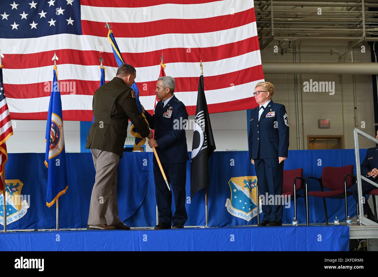 Le général de division Shawn Manke de la Garde nationale de l'Armée des États-Unis, Adjutant général de la Garde nationale du Minnesota, présente un drapeau d'une étoile au Brig de la Garde nationale aérienne. Le général Chris Blomquist, chef d'état-major de la Garde nationale aérienne du Minnesota, à la 148th Fighter Wing, Duluth, Minnesota, le 10 septembre 2022. Le drapeau d'une étoile a été présenté à Brig. Général Blomquist pendant sa cérémonie de promotion. Banque D'Images