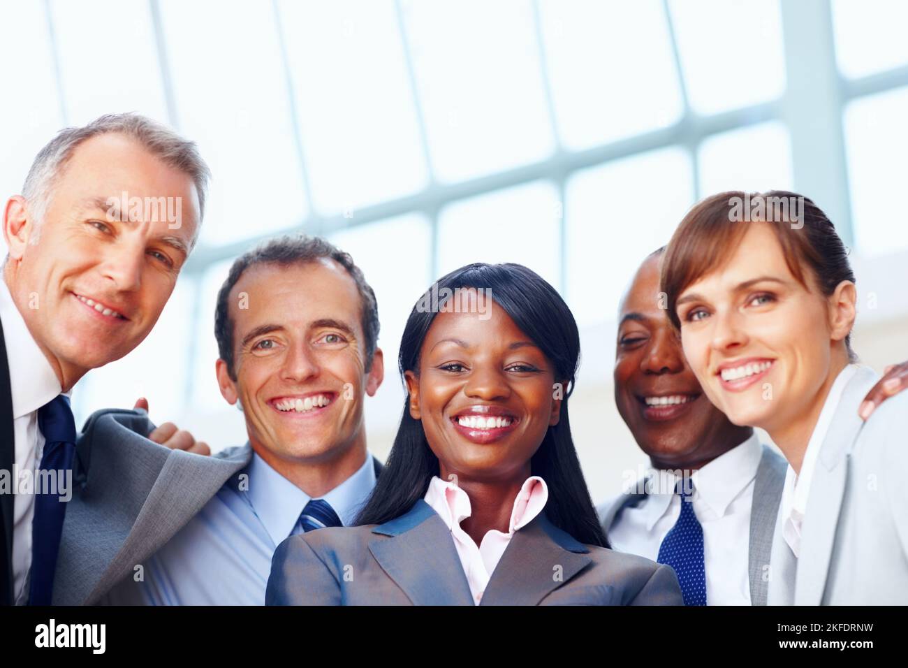 Souriant, il y a des gens d'affaires qui sont très heureux. Portrait en gros plan de gens d'affaires multiethniques heureux souriant. Banque D'Images