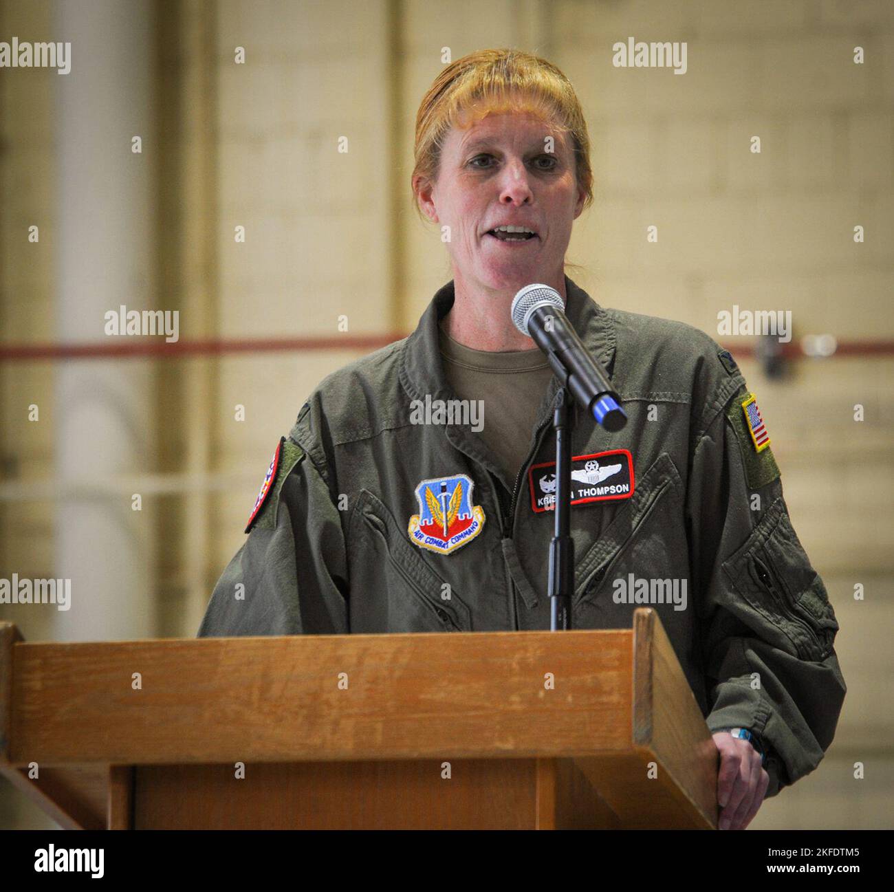 Le colonel Kristen Thompson, commandant de la 55th e Escadre, parle lors d'un événement célébrant l'année 20th du Groupe 170th à la base aérienne d'Offutt, le 10 septembre 2022. Banque D'Images